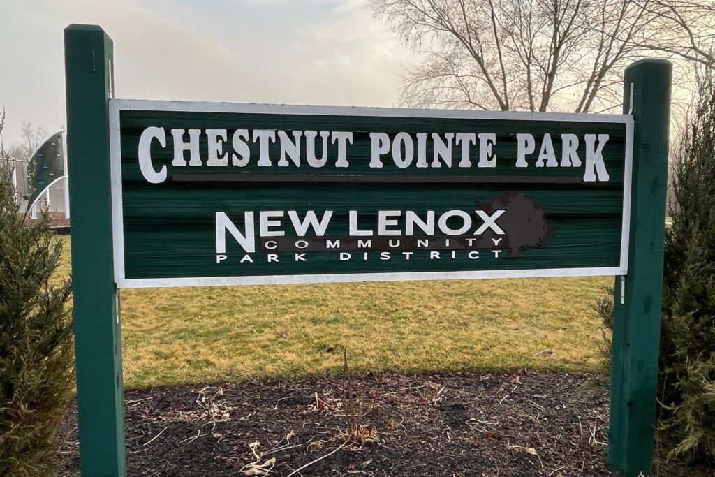 The sign for chesnut pointe park in new lenox.